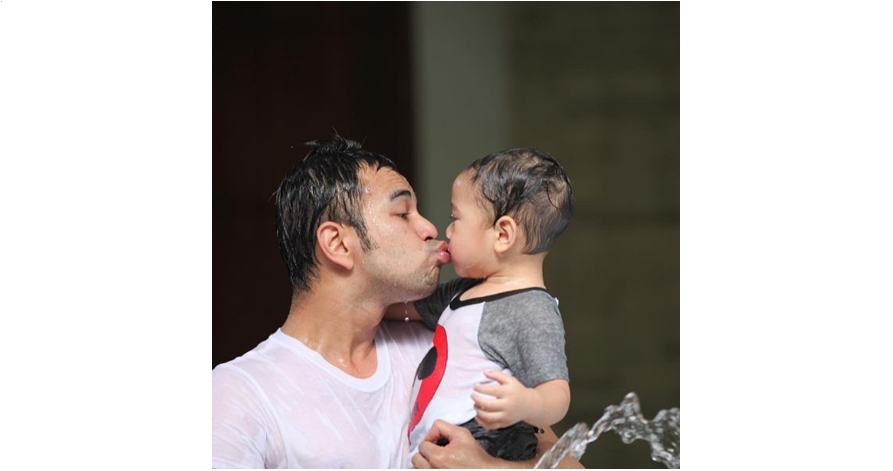 10 Foto kedekatan Raffi Ahmad dengan Rafathar, papa idola banget nih