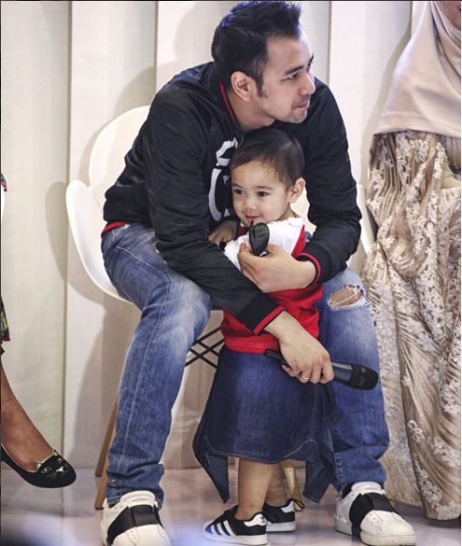 10 Foto kedekatan Raffi Ahmad dengan Rafathar, papa idola banget nih