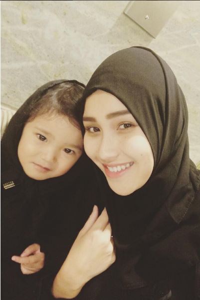 Ayu Jilbab © 2017 Instagram.com/ayutingting92 Ayu Jilbab © 2017 Instagram.com/ayutingting92