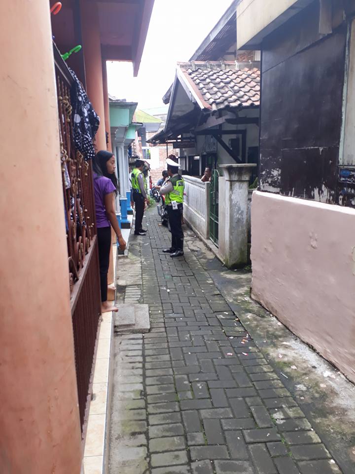 nekat melanggar © 2017 Facebook.com/PiqosPickUp nekat melanggar © 2017 Facebook.com/PiqosPickUp