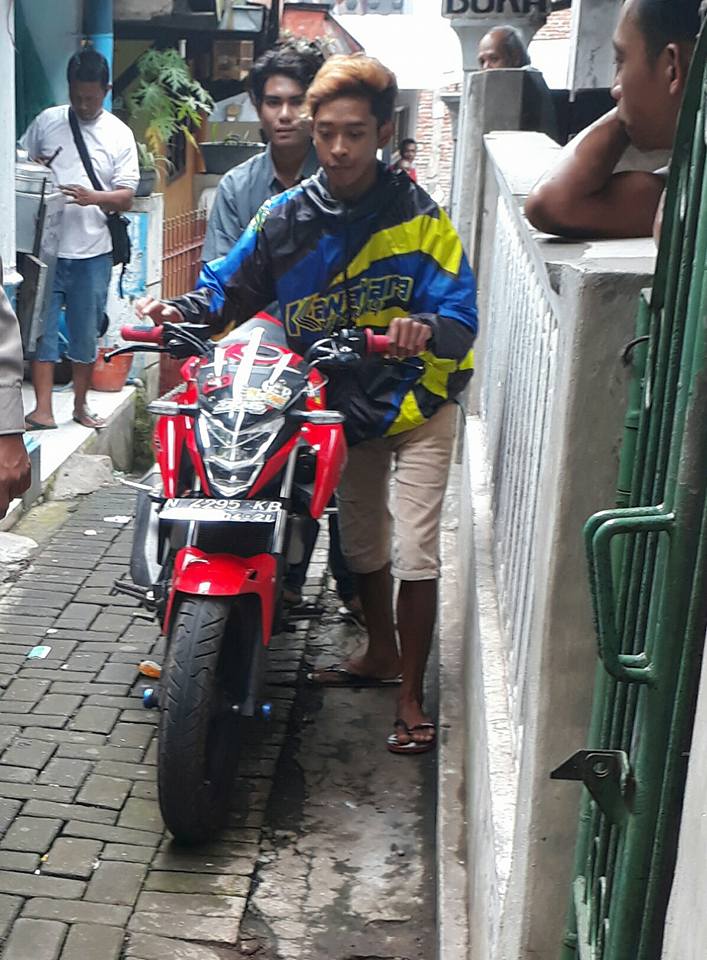 nekat melanggar © 2017 Facebook.com/PiqosPickUp nekat melanggar © 2017 Facebook.com/PiqosPickUp