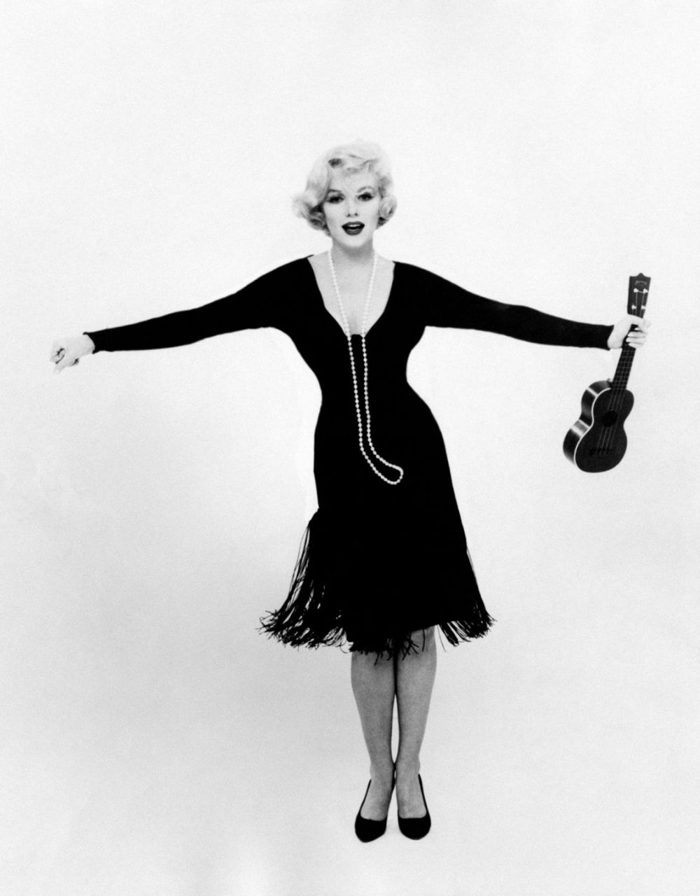 10 Foto lawas aksi Marilyn Monroe bermain ukulele ini keren abis
