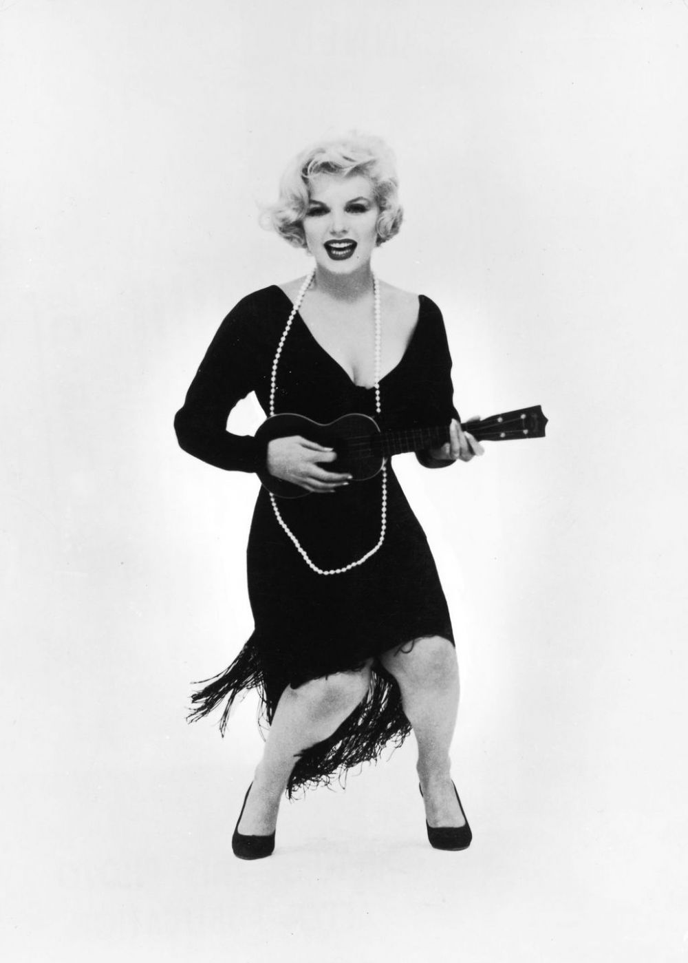 10 Foto lawas aksi Marilyn Monroe bermain ukulele ini keren abis
