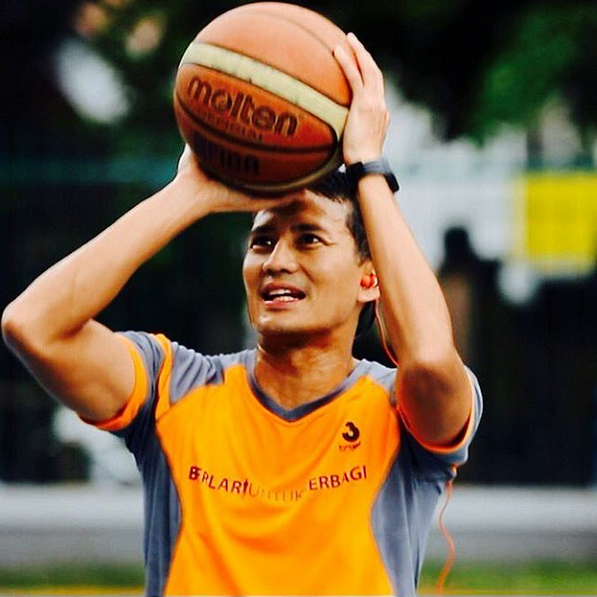 foto ini bukti sandiaga uno olahragawan banget © 2017 instagram