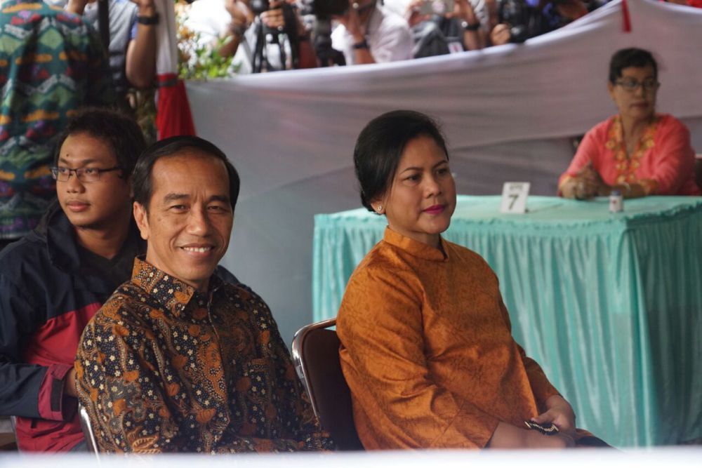 Presiden Jokowi nyoblos di TPS IV, petugas KPPS-nya pakai blangkon