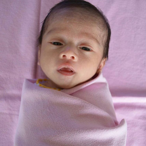 10 Foto menggemaskan Vania Athabina, bayi yang diadopsi Venna Melinda