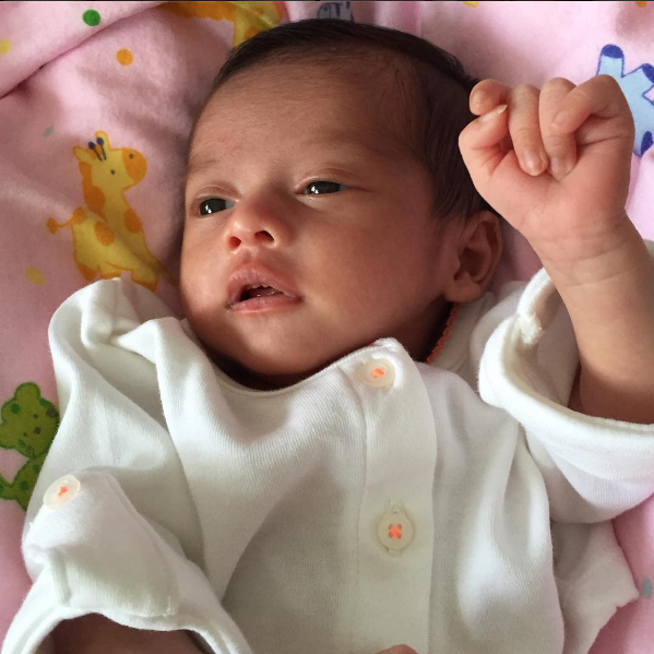 10 Foto menggemaskan Vania Athabina, bayi yang diadopsi Venna Melinda