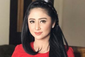 7 Seleb ini pernah 'perang' melawan Dewi Perssik, sempat heboh banget