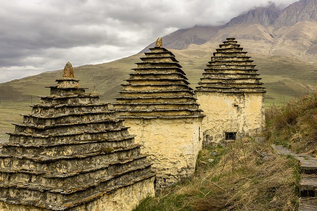 7 Foto pekuburan kuno di Rusia ini misterius banget