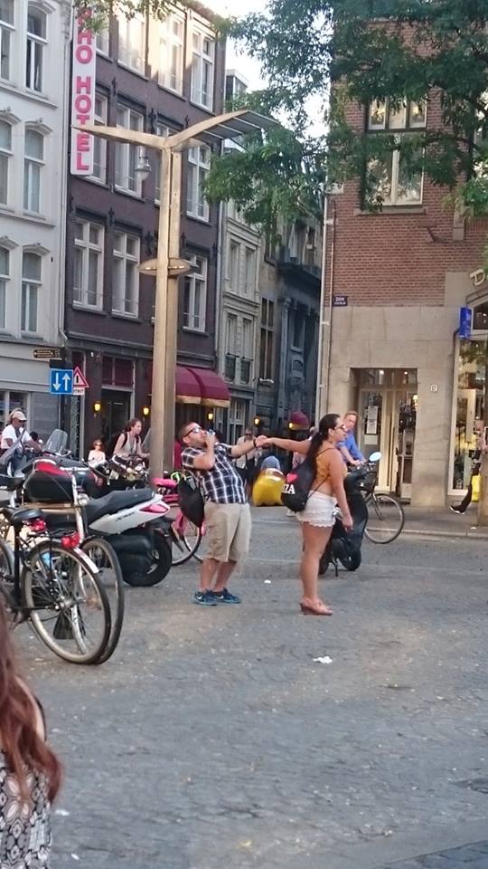 pengorbanan pria demi foto © 2017 brilio.net