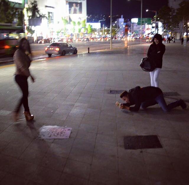 pengorbanan pria demi foto © 2017 brilio.net