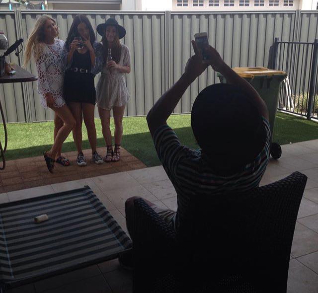 pengorbanan pria demi foto © 2017 brilio.net