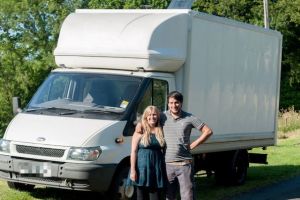 Pria ini jadikan mobil van bekasnya jadi apartemen, hasilnya kece abis