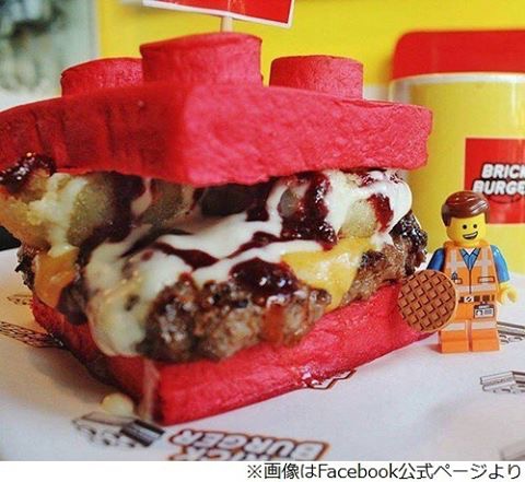 Restoran ini sajikan burger lego, wah tega nggak nih makannya?