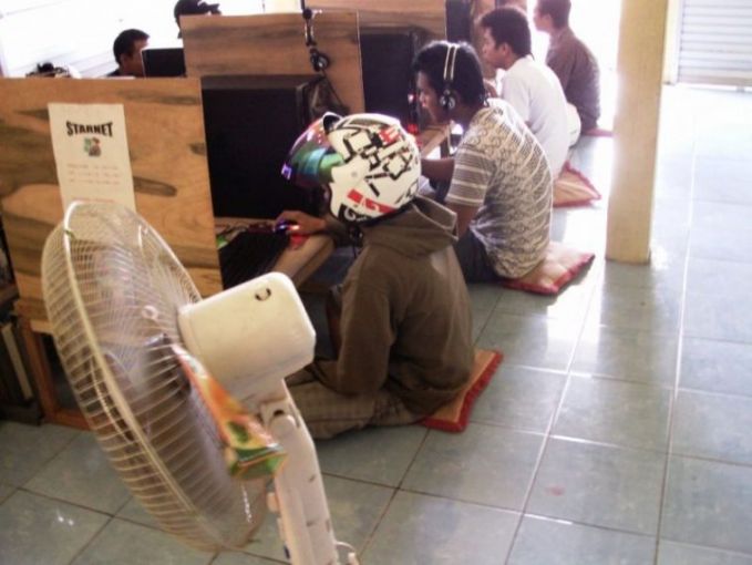 foto ini bukti orang Indonesia nggak bisa lepas dari helm © 2017 berbagai sumber