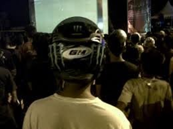 foto ini bukti orang Indonesia nggak bisa lepas dari helm © 2017 berbagai sumber