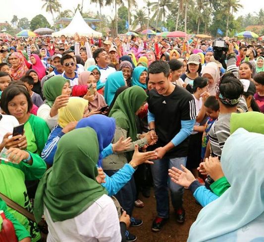 Ayu Dewi vs Zumi Zola © 2017 istimewa