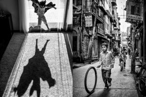 15 Foto pemenang fotografi anak tema hitam-putih ini keren abis