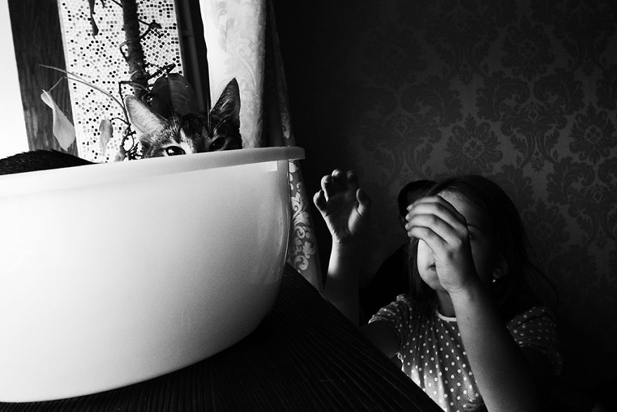 15 Foto pemenang fotografi anak tema hitam-putih ini keren abis