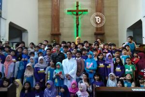 Foto murid muslim kunjungi gereja ini tunjukkan indahnya keberagaman