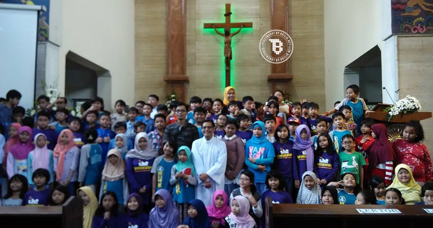 Foto murid muslim kunjungi gereja ini tunjukkan indahnya keberagaman