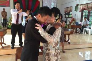 Cinta tak pandang usia, pria 28 tahun ini nikahi wanita usia 82 tahun