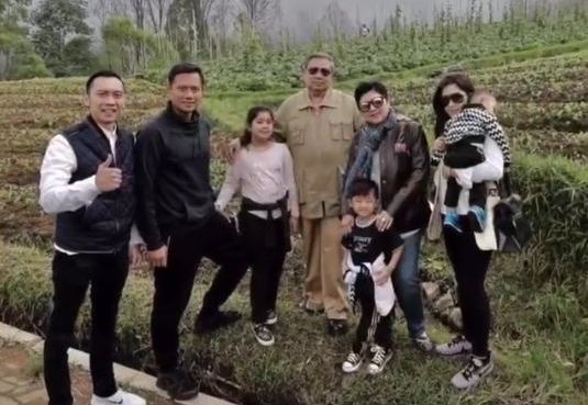 11 Foto liburan keluarga besar SBY di Tawangmangu, kompak nih