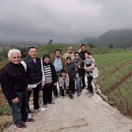11 Foto liburan keluarga besar SBY di Tawangmangu, kompak nih
