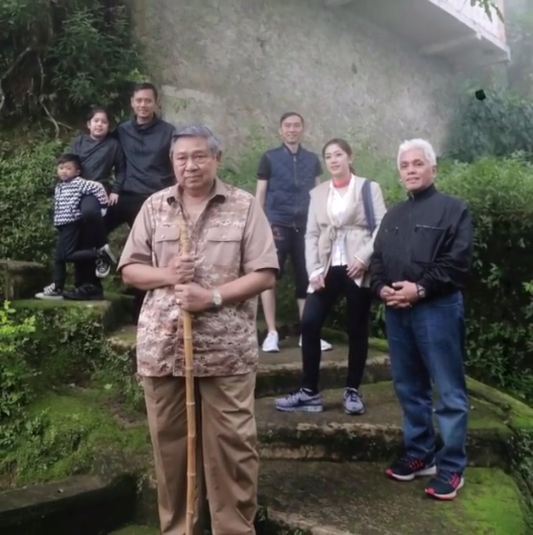 11 Foto liburan keluarga besar SBY di Tawangmangu, kompak nih