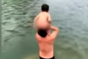 Ajari anaknya berenang, cara ayah ini tuai perdebatan netizen