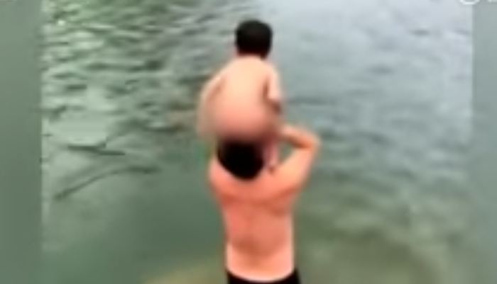 Ajari anaknya berenang, cara ayah ini tuai perdebatan netizen