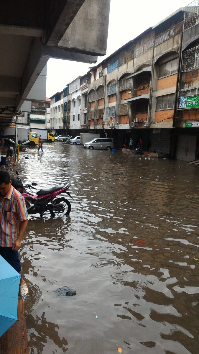 15 Foto tunjukkan situasi banjir Jakarta, kawasan Glodok lumpuh