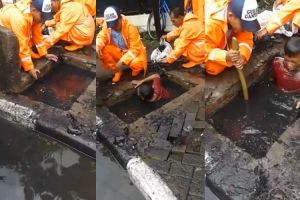 Video aksi pasukan oranye masuk got bersihkan sampah, salut banget