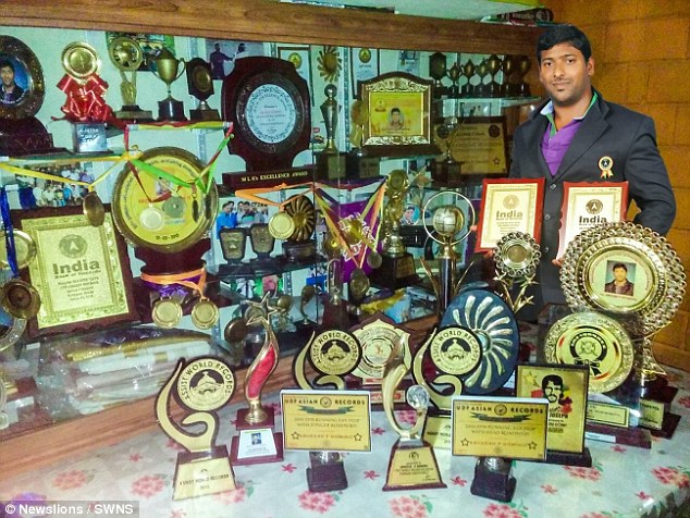 pria pecah kelapa © 2017 brilio.net