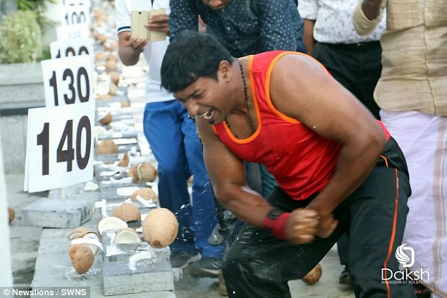 Aksi pria India bikin rekor pecahkan 124 kelapa kurang dari 1 menit