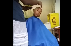 3 Video kocak orang ngantuk saat dicukur rambutnya, jadi pengen jitak