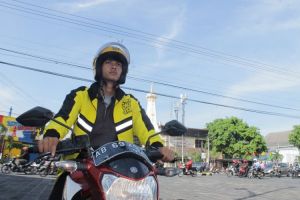 Tukang ojek online ini kreatif banget, punya layanan full musik