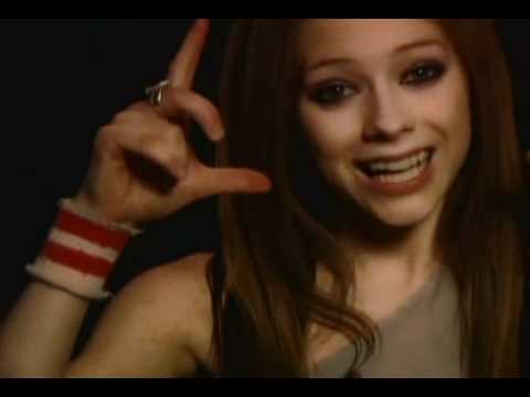 10 Foto bukti Avril Lavigne tak menua meski usia kepala 3, awet cantik