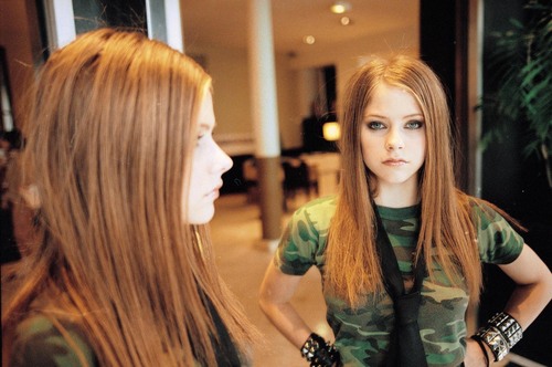 10 Foto bukti Avril Lavigne tak menua meski usia kepala 3, awet cantik