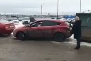 Sikap orang hadapi parkir terjepit ini dijamin bikin kamu ikutan kesel