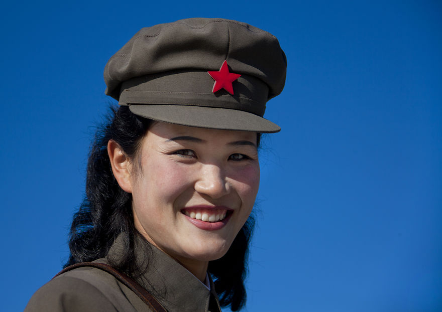 15 Potret orang Korea  Utara tersenyum ini bikin hatimu adem