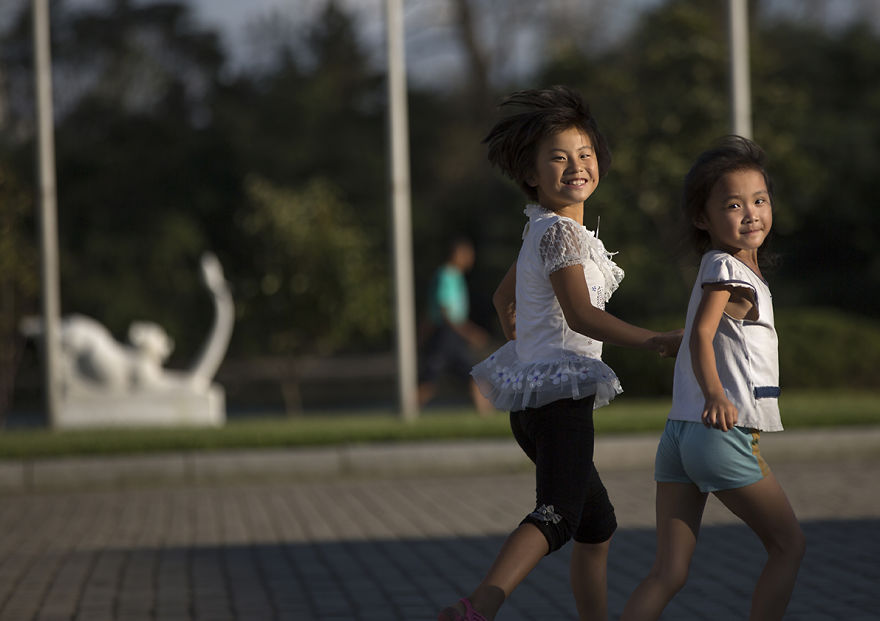 15 Potret orang Korea Utara tersenyum ini bikin hatimu adem
