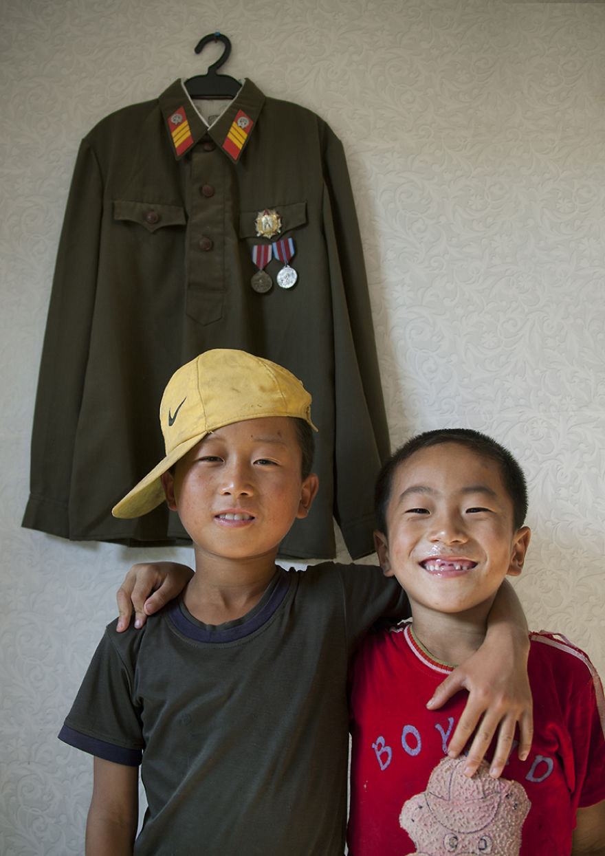 15 Potret orang Korea Utara tersenyum ini bikin hatimu adem