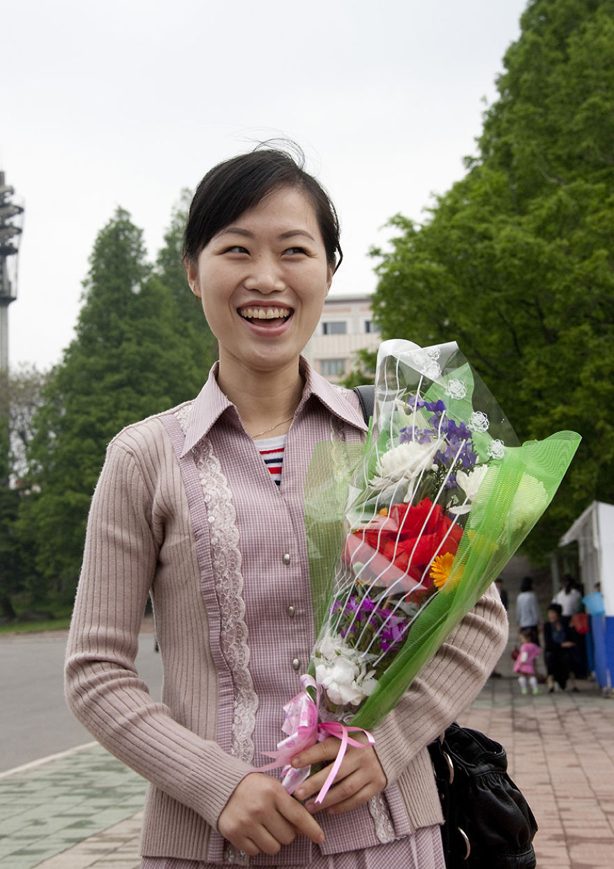 15 Potret orang Korea  Utara tersenyum ini bikin hatimu adem