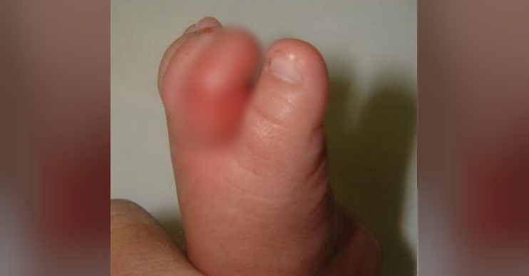 Bayi pakai kaus kaki ini menangis tanpa henti, kenapa ya?