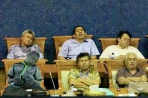 13 Editan foto bocah tidur sendirian ini bikin susah nahan tawa