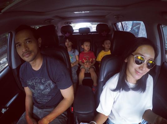 Oka Antara dan keluarga © 2017 Instagram.com/oks_antara Oka Antara dan keluarga © 2017 Instagram.com/oks_antara