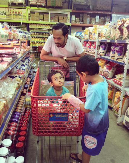 Oka Antara dan keluarga © 2017 Instagram.com/oks_antara Oka Antara dan keluarga © 2017 Instagram.com/oks_antara