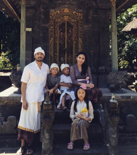 Oka Antara dan keluarga © 2017 Instagram.com/oks_antara Oka Antara dan keluarga © 2017 Instagram.com/oks_antara