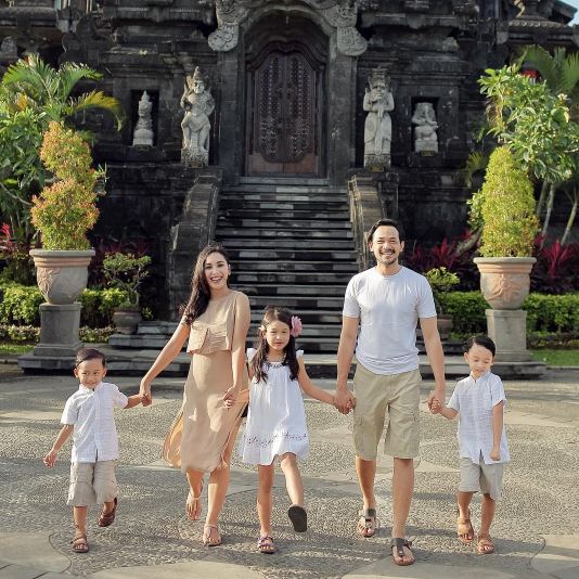 Oka Antara dan keluarga © 2017 Instagram.com/oks_antara Oka Antara dan keluarga © 2017 Instagram.com/oks_antara